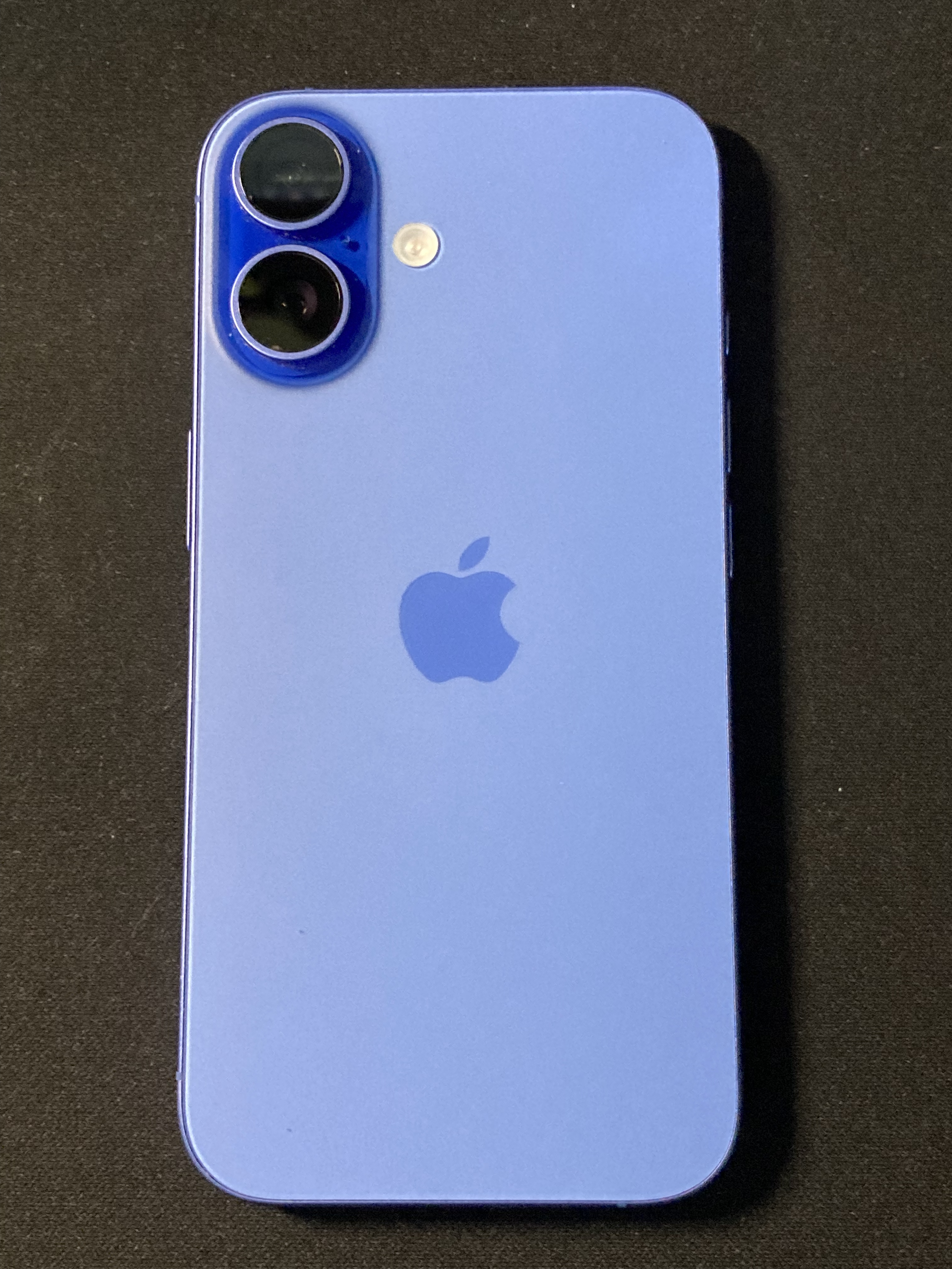 iPhone 17 Ultramarino con cámara vertical
